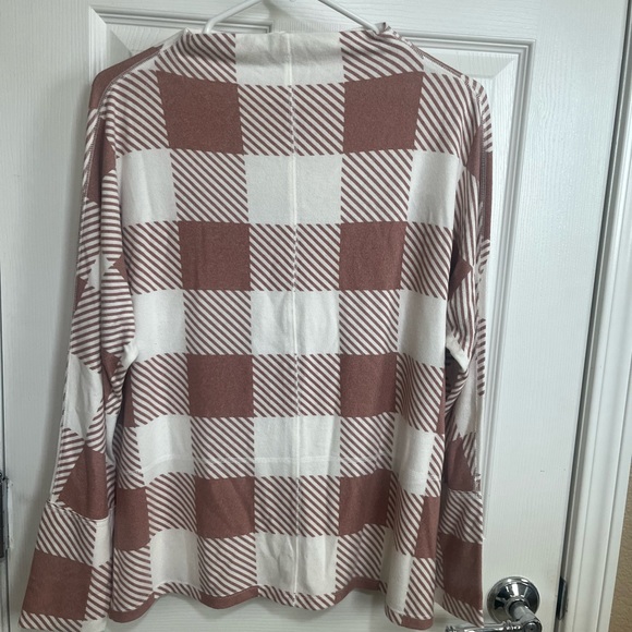 New with tags, medium sweater - Picture 4 of 4